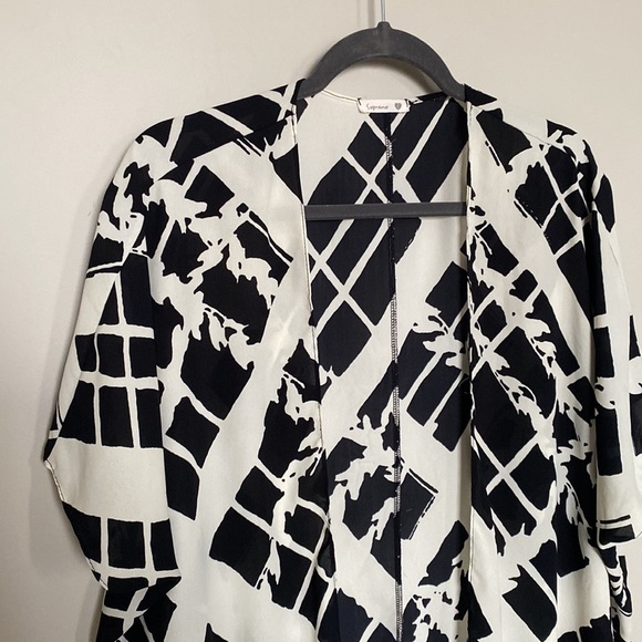 Soprano Kimono Black and Ivory Patterned Dolman Short Sleeve size small - Picture 3 of 5